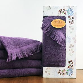 Лиловое с бахромой 70х140 см 500 г/м2 подарочное полотенце в коробке